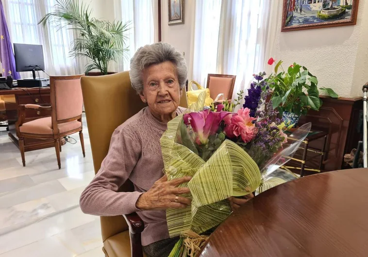 Josefa, la vecina de Mijas Pueblo que cumple cien años, juega al Candy Crush y pinta mandalas